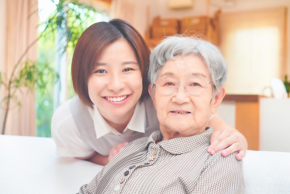 介護士と高齢女性